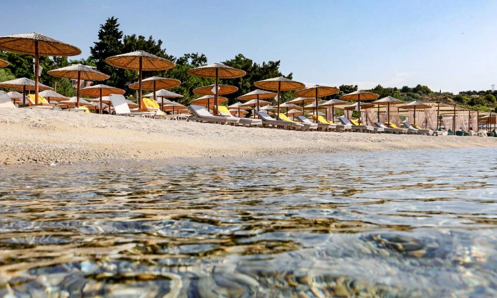 Παραλίες: Καταιγισμός καταγγελιών - Ξαπλώστρες… «αγκαλιά» με τη θάλασσα